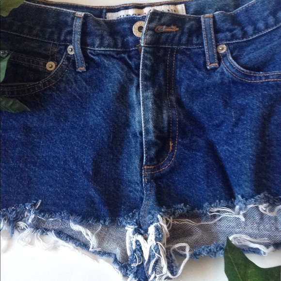 Guess super vintage cut off shorts 🌸 - Picture 3 of 5